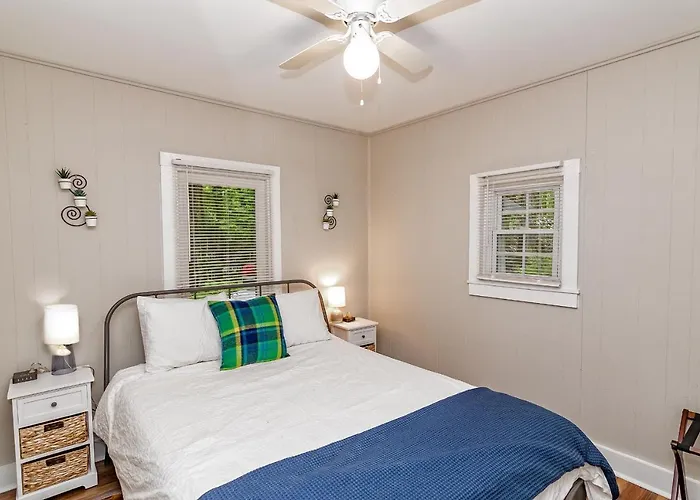 Camelback Cottage - On One Acre & Near Local Attractions